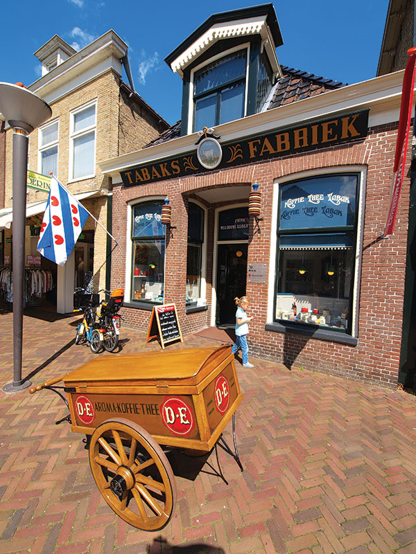 Museum Joure en de authentieke winkel ‘De Witte Os’ in de Midstraat (foto), waarin Egbert Douwes, de zoon van Douwe Egberts, met Akke Thijssens hetnog steeds bestaande winkeltje in koffie, thee en andere koloniale waren begon, liggen op loopafstand van de Jouster haven. U kunt er traditioneel gebrande 100% arabica-koffie uit Java, gebrand met een authentieke Probat koffiebrander, kopen. De Witte Os verkoopt naast deze ‘specialty’ ook andere soorten koffie, theeën en nostalgische genotsmiddelen als snoep.