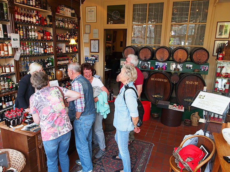 Ook een ‘must see’ is de historische distilleerderij Weduwe Joustra aan het Kleinzand in Sneek onder aanvoering van de zesde generatie beerenburgmakers, Heleen Sonnenberg.