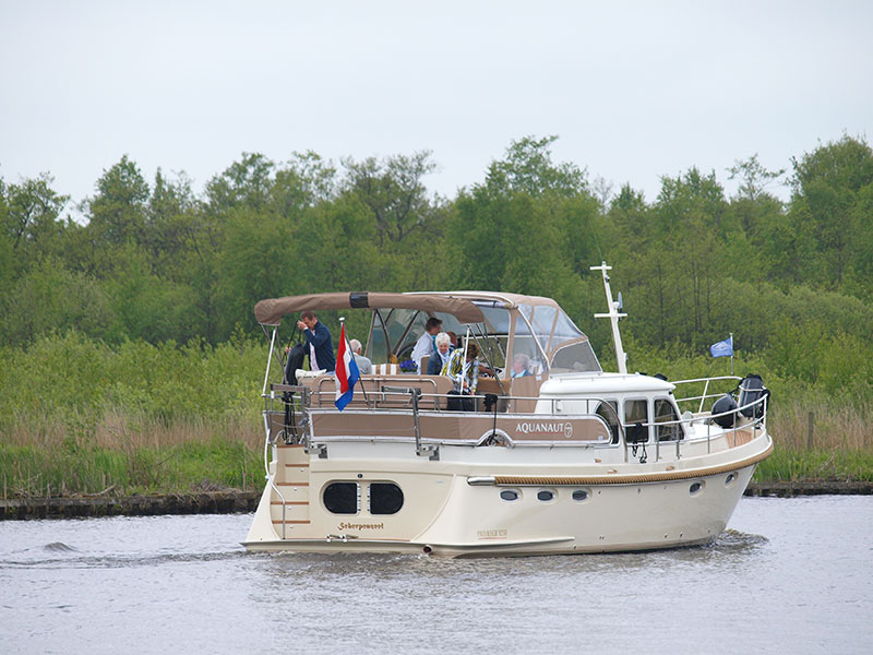 Motorboot Sneek wordt 8, 9 en 10 april 2016 gehouden op de watersportbedrijvenparken Woudvaart en ’t Ges. Een van de deelnemers, Aquanaut Yachting Holland aan de Selfhelpweg op bedrijvenpark Woudvaart, presenteert haar nieuwe Majestic Line naar een ontwerp van Jan Piet Bakker. De werf denkt met de Majestic een grote groep watersporters aan te spreken en bouwt meteen twee uitvoeringen: de 1300 OC met open kuip, en de 1300 AC met achterkajuit. Later volgen 1150 en 1500. Technische gegevens 1300 serie: (lxbxd) Lengte: 13,15 (over alles); breedte: 4,50; diepgang: 1,15 meter; kruiphoogte 3,00 meter, waterverplaatsing 17 t, motorisering Perkins M150 Ti, CE-certificering B. Prijs vanaf € 369.890.