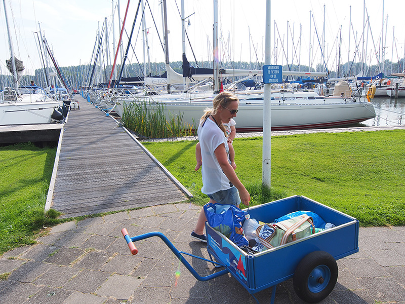 Jachthaven Waterland ligt op loopafstand van de binnenstad van Monnickendam. Zaterdags is er markt van 8.00 tot 14.00 uur. Elk half uur rijdt er een bus naar het centrum van Amsterdam.