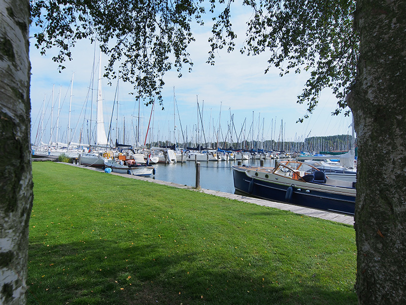 Jachthaven Waterland ligt op loopafstand van de binnenstad van Monnickendam. Zaterdags is er markt van 8.00 tot 14.00 uur. Elk half uur rijdt er een bus naar het centrum van Amsterdam.