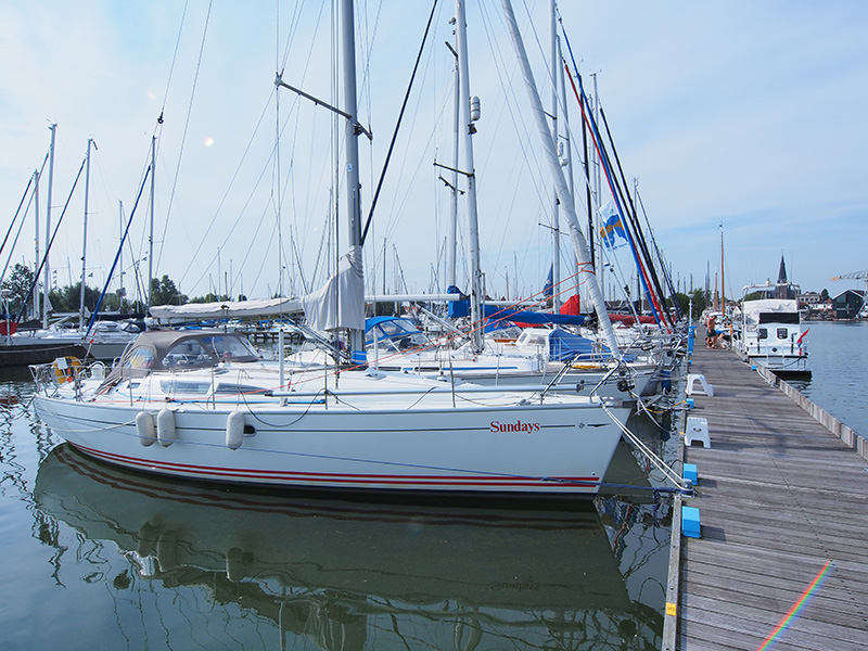 Jachthaven Waterland ligt op loopafstand van de binnenstad van Monnickendam. Zaterdags is er markt van 8.00 tot 14.00 uur. Elk half uur rijdt er een bus naar het centrum van Amsterdam.