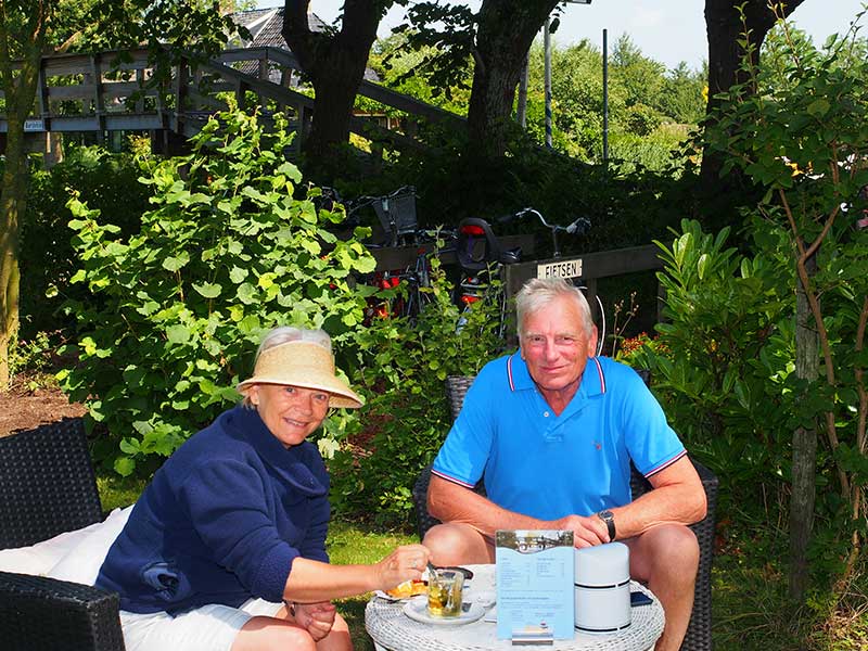 De Noordelijke Elfstedenvaarroute moet je gevaren hebben, vinden watersporters Jouke van der Werff (transportondernemer: www.vdwerff.nl) en zijn echtgenote uit Reduzum. Fries Nieuws ontmoette het echtpaar 5 augustus 2015 op het terras van Koffie- en theeschenkerij Bartlehiem waar ze hun mooie klassieker Victoria afgemeerd hadden.
