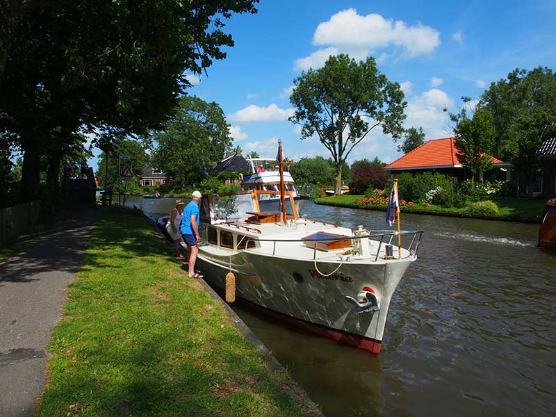 De Noordelijke Elfstedenvaarroute moet je gevaren hebben, vinden watersporters Jouke van der Werff (transportondernemer: www.vdwerff.nl) en zijn echtgenote uit Reduzum. Fries Nieuws ontmoette het echtpaar 5 augustus 2015 op het terras van Koffie- en theeschenkerij Bartlehiem waar ze hun mooie klassieker Victoria afgemeerd hadden.