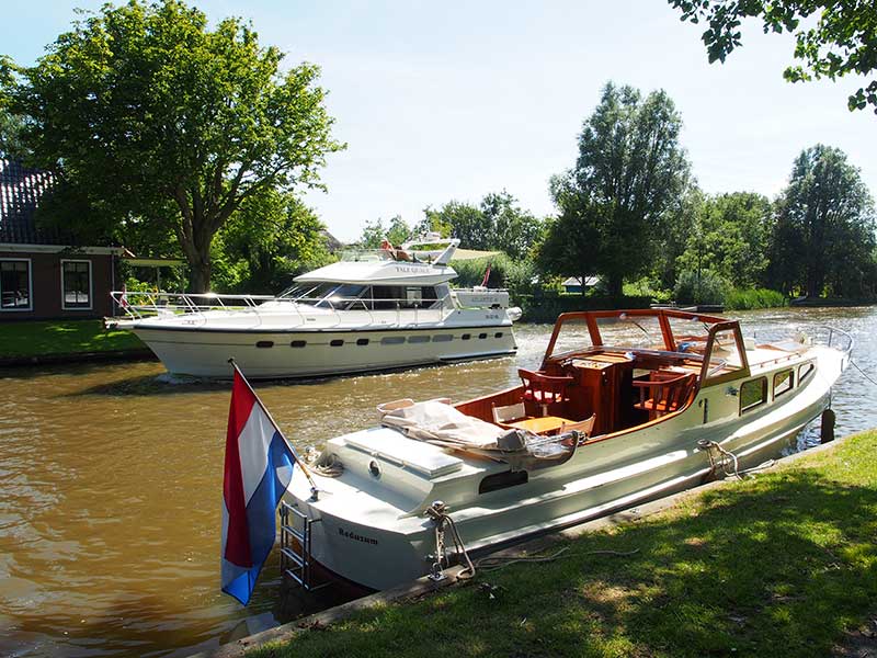 De Noordelijke Elfstedenvaarroute moet je gevaren hebben, vinden watersporters Jouke van der Werff (transportondernemer: www.vdwerff.nl) en zijn echtgenote uit Reduzum. Fries Nieuws ontmoette het echtpaar 5 augustus 2015 op het terras van Koffie- en theeschenkerij Bartlehiem waar ze hun mooie klassieker Victoria afgemeerd hadden.