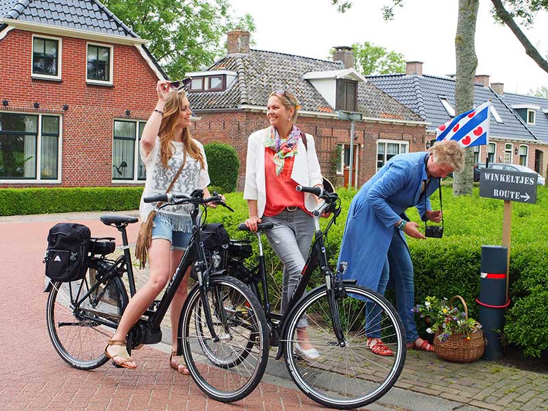 De Noordelijke Elfstedenroute is rijk aan terpen, terrasjes, smakelijke verrassingen, unieke winkeltjes, ateliers en..... originele Friese streekproducten!