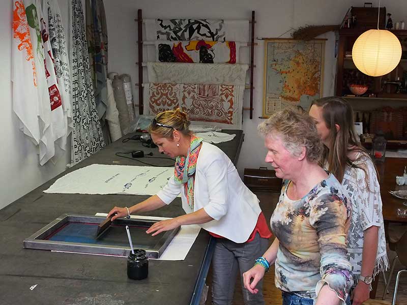 De Noordelijke Elfstedenroute is rijk aan terpen, terrasjes, smakelijke verrassingen, unieke winkeltjes, ateliers en..... originele Friese streekproducten!