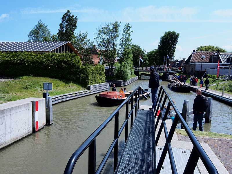De sluis bij Alde Leie wordt door de plezier- en beroepsvaart gebruikt. Hij is storingsgevoelig, net als de zustersluis in Wier.
