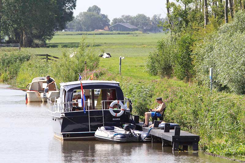 De Noordelijke Elfstedenvaarroute is landschappelijk gezien de tegenhanger van de Turfroute. De eerste voert door uitgestrekte kleigebieden met een interessante 5.000 jaar oude bewoningshistorie (terpen) en weinig bomen, de tweede door het bosrijke Zuidoost Friesland.