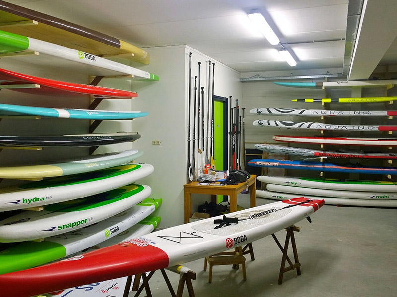 De ene plank is de andere niet. Een kijkje in de showroom van Frank Hettinga in Heeg. Op Boot Holland heeft hij bijna een kwart van de Friezenhal gevuld met boards voor suppen en surfen.