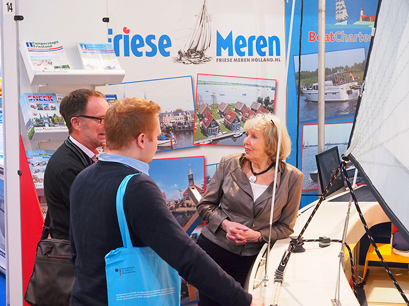 Van Boot Düsseldorf naar Boot Holland, de Friesland Holland Sailing Boat of the Year 2016, de nieuwe Motion 670 E(lectric) van Hoora Watersport uit Heeg met zonnepanelen, elektromotor in de kiel en een uitgebalanceerde maststrijkinstallatie voor eenpersoonsbediening. Vera Meijer, die met haar dochter Eva Hoora Watersport runt, geeft belangstellende bezoekers tekst en uitleg over de vele bijzonderheden van de nieuwe Motion, onder- en bovendeks.
