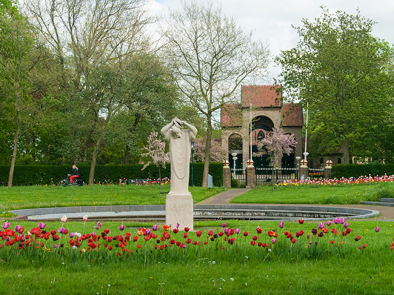 Tulpen bij de Bonifatiusbron- en kapel. Volgend jaar is het 1300 jaar geleden dat de Engelse monnik Bonifatius in 716 zijn eerste reis naar het vasteland van Europa maakte en daarbij naar Dorestad (Wijk bij Duurstede) kwam. De ondernemende geestelijke had grote invloed op de ontwikkeling van Nederland en andere West-Europese landen. Het bureau voor toerisme Friesland Holland maakt een verbinding tussen de Bonifatiussteden Wijk bij Duurstede, Dokkum en Fulda in Duitsland waar zijn lichaam uiteindelijk terechtkwam.
