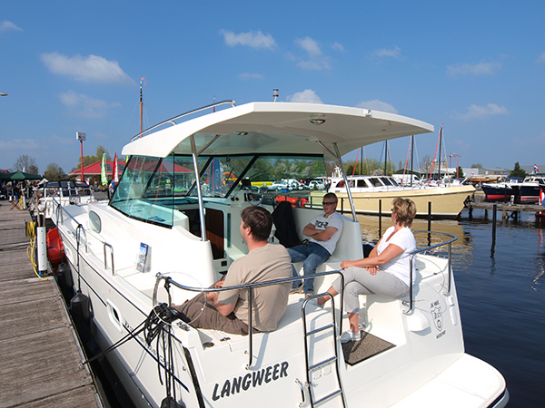 Delphia’s zijn in korte tijd populaire huurboten geworden. De Hoek Watersport in Dijken bij Langweer verhuurt 4- tot 6-persoons motorboten van de grote Poolse werf.