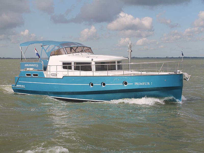 De Andante 438 AC (met achterkajuit) heeft een lengte over alles van 13,15 m, een breedte van 4,30 m, een hoogte boven de waterlijn van 2,75 of 3,15 m en een diepgang van 1,16 m. De eigenaarsversie telt zes slaapplaatsen, de charterversie negen. De aandrijving is in handen van een stille Perkins M150Ti van 148 pk. Je kunt flinke reizen maken gezien de brandstoftank van 1200 liter en een drinkwatertank van 800 liter. U kunt al eigenaar van een Andante worden door €390.000,- op tafel te leggen. De duurste Andante meet 17 meter en kost met alles erop en eraan € 1,4 miljoen. Met ingang van het vaarseizoen van 2016 is er ook een charterversie met een weekprijs die varieert van ca. €2000 tot €3.000 pr week.