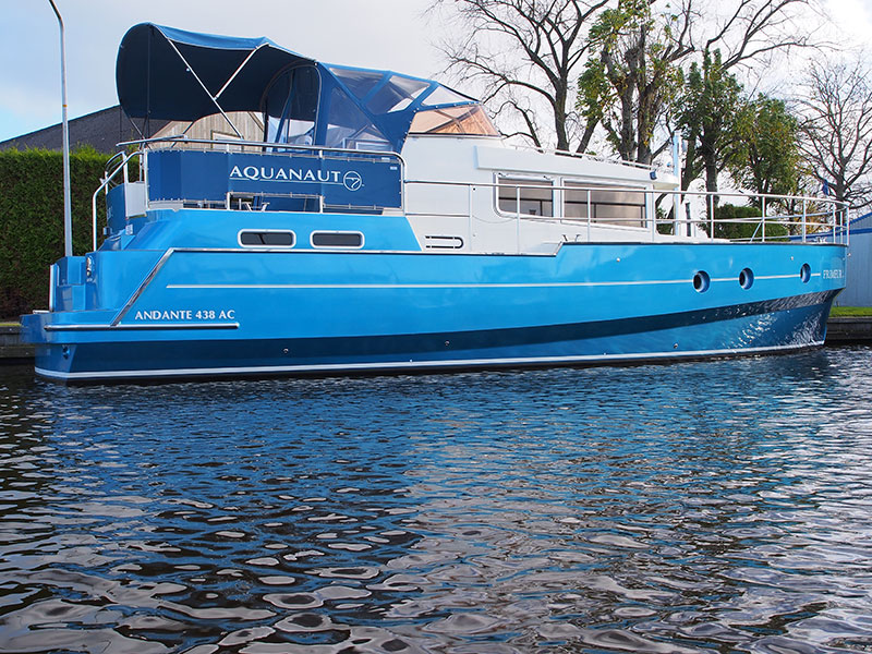 De charterversie van de Andante 438 AC wordt voor de aanvang van het vaarseizoen van 2016 aan de grote Aquanaut-vloot toegevoegd. Het schip biedt maximaal 10 personen onderdak en kost tussen de €1990,- en €2.910,- per week. Dat lijkt veel, maar is niet veel gezien de exclusiviteit en de uitrusting van het jacht. Als de huurprijs gedeeld wordt door het aantal opvarenden dan kom je op een zeer aanvaard bedrag voor een unieke cruise door Nederland.