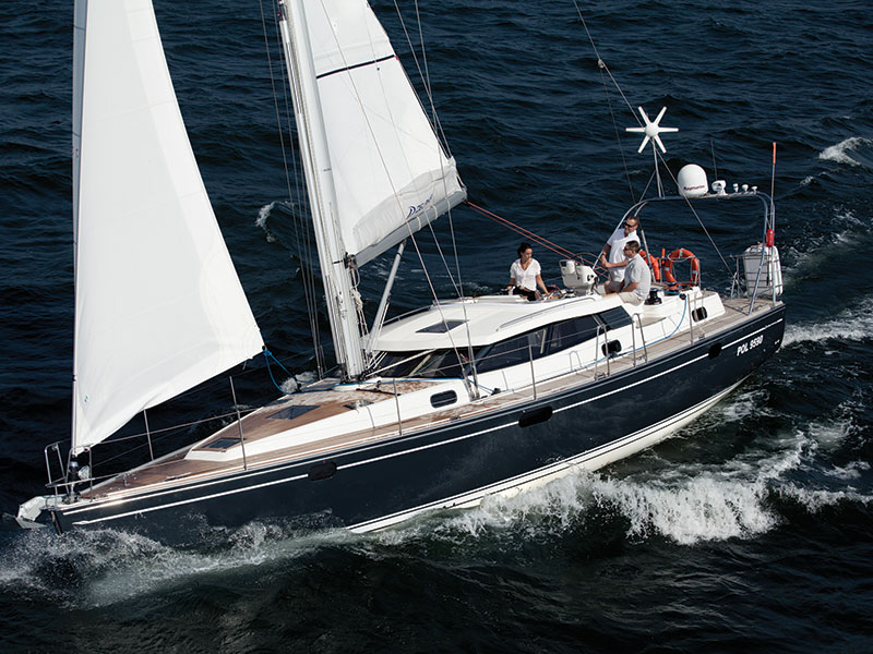 Deze 46-voets Delphia met middencockpit komt ook naar Makkum voor demonstratiedoeleinden.