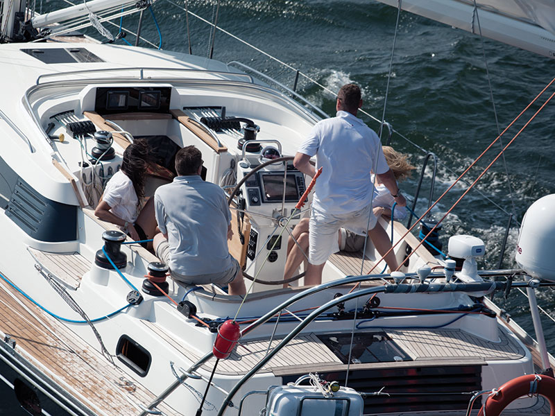 De 46-voets Delphia met middencockpit.