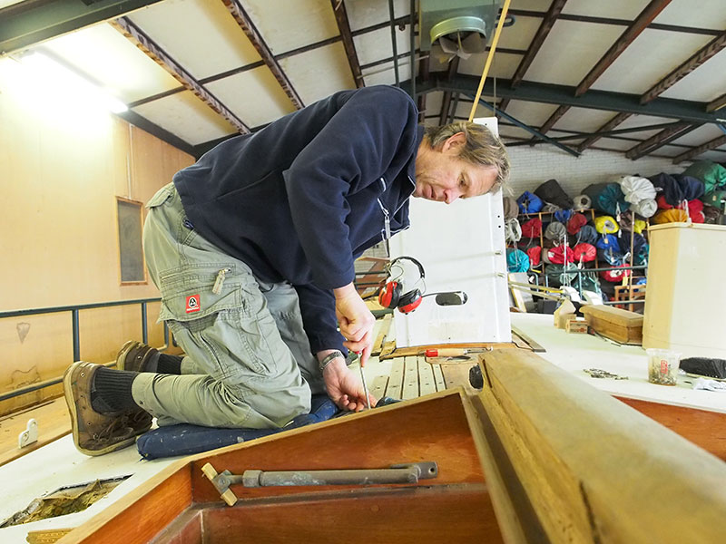 Mede-eigenaar Harry Koekebakker is een allround onderhoudsman, maar meubelmakerij is zijn specialisme. Hij betimmerde bijna alle 29 platbodemzeiljachten die Heech by de Mar in de verhuur heeft. Momenteel is hij druk met een ingrijpende restauratie van een 20 jaar oude aak, The Love Song, die niet door Heech by de Mar gebouwd is. De refit is vrij prijzig, mede vanwege maatregelen die moeten voorkomen dat de boot weer te gauw aan groot onderhoud toe is. “De boot gaat uiteindelijk weer als nieuw te water,” zegt Harry, die met zijn broer Martin op Boot 2016 in Düsseldorf (23-31 jan. 2016) een Lemsteraak in motorjachtuitvoering tonen. Deze boot, de Lepelaar, is geschikt voor het varen van de hele Elfstedenroute, precies zoals schaatsers hem in een strenge winter rijden. De heren staan op het Friesland Holland Plaza, standnummer 14 E 21.