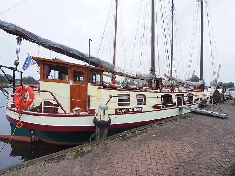 Klipper De Hoop aan de eigen kade in Akkrum. Achter de De Hoop ligt de Stella Frisia waarvan alleen de tuigage zichtbaar is.