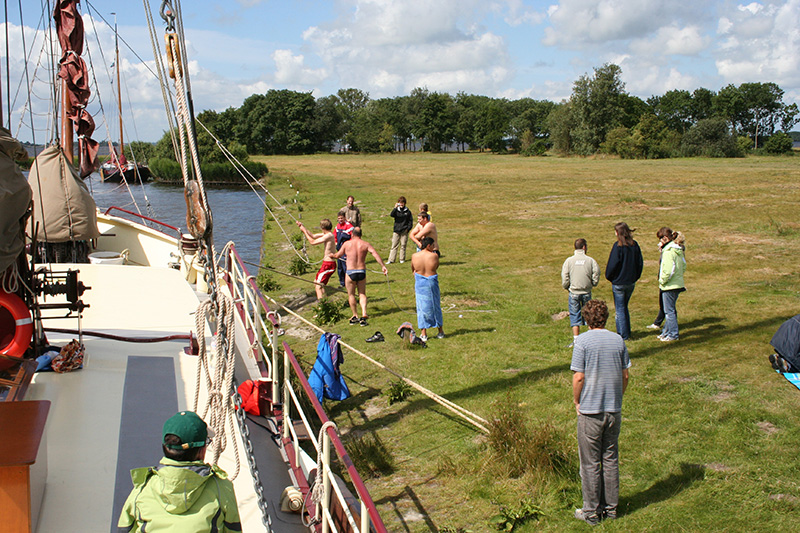 Varen met De Hoop of de Stella Frisia is een ontmoeting met de Friese natuur, want de schepen kunnen door hun geringe diepgang ook Nationale Parken als het Lauwersmeer en De Alde Feanen en alle Friese Elfsteden aandoen.