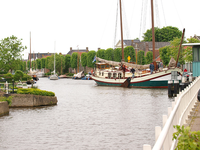 Varen met De Hoop of de Stella Frisia is een ontmoeting met de Friese natuur, want de schepen kunnen door hun geringe diepgang ook Nationale Parken als het Lauwersmeer en De Alde Feanen en alle Friese Elfsteden aandoen.