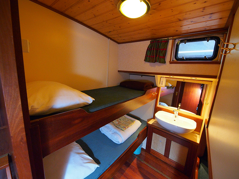 Een kijkje aan boord van de rijk betimmerde Stella Frisia, de boot van kapiteit Renske Koopmans en haar echtgenoot Holger Henning, ook kapitein. Renske leerde Holger uit het Duitse Hannover 30 jaar geleden kennen als gast, als leerling van een Duitse school die een zeiltocht door Friesland maakte.