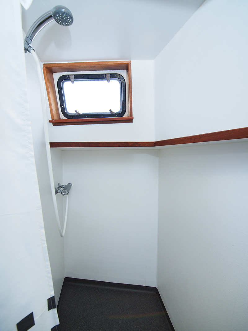 Een kijkje aan boord van de rijk betimmerde Stella Frisia, de boot van kapiteit Renske Koopmans en haar echtgenoot Holger Henning, ook kapitein. Renske leerde Holger uit het Duitse Hannover 30 jaar geleden kennen als gast, als leerling van een Duitse school die een zeiltocht door Friesland maakte.