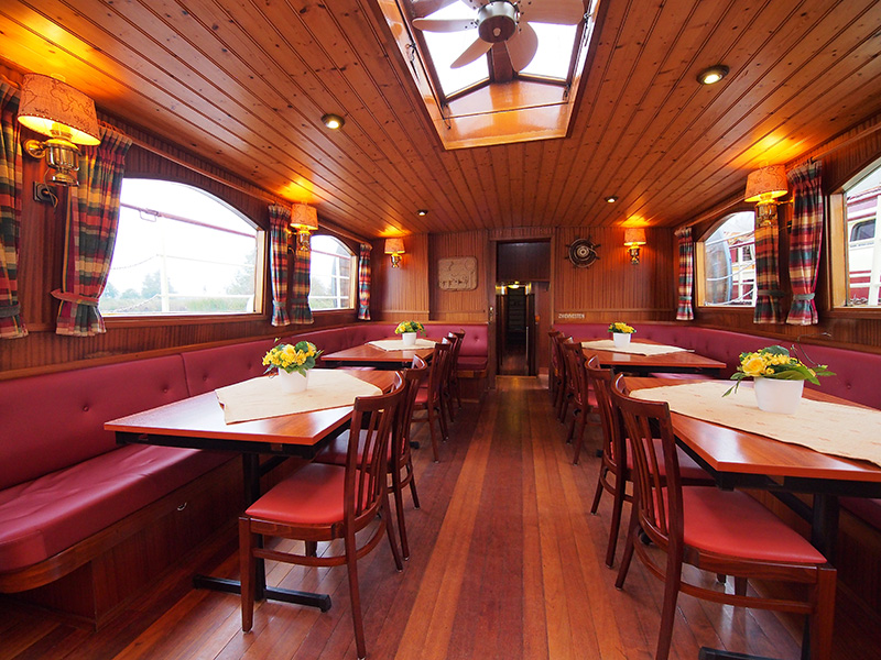 Een kijkje aan boord van de rijk betimmerde Stella Frisia, de boot van kapiteit Renske Koopmans en haar echtgenoot Holger Henning, ook kapitein. Renske leerde Holger uit het Duitse Hannover 30 jaar geleden kennen als gast, als leerling van een Duitse school die een zeiltocht door Friesland maakte.