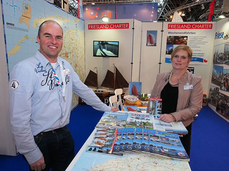 Jan Koopmans en zijn echtgenote Elfriede op de beurs Boot 2015 in Düsseldorf. Dit jaar zijn ze er weer te vinden op het Friesland Holland Plaza in hal 14, stand 14 E 21, vlakbij de Lemsteraak van Heech by de Mar op hetzelfde plein.