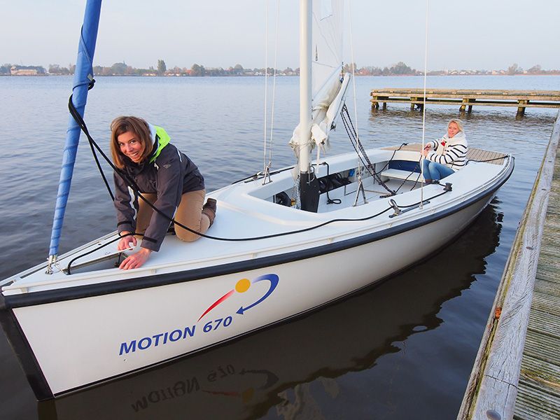 Zeilen in het vroege voorjaar, late najaar of zelfs in de winter? Het kan veilig met de zeer stabiele Motion 670, zegt Eva Meijer. Fotografie: Friesland Holland Nieuwsdienst, Albert Hendriks.