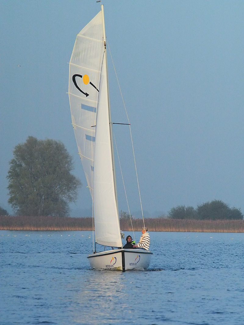 Zeilen in het vroege voorjaar, late najaar of zelfs in de winter? Het kan veilig met de zeer stabiele Motion 670, zegt Eva Meijer. Fotografie: Friesland Holland Nieuwsdienst, Albert Hendriks.