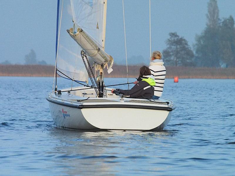 Zeilen in het vroege voorjaar, late najaar of zelfs in de winter? Het kan veilig met de zeer stabiele Motion 670, zegt Eva Meijer. Fotografie: Friesland Holland Nieuwsdienst, Albert Hendriks.