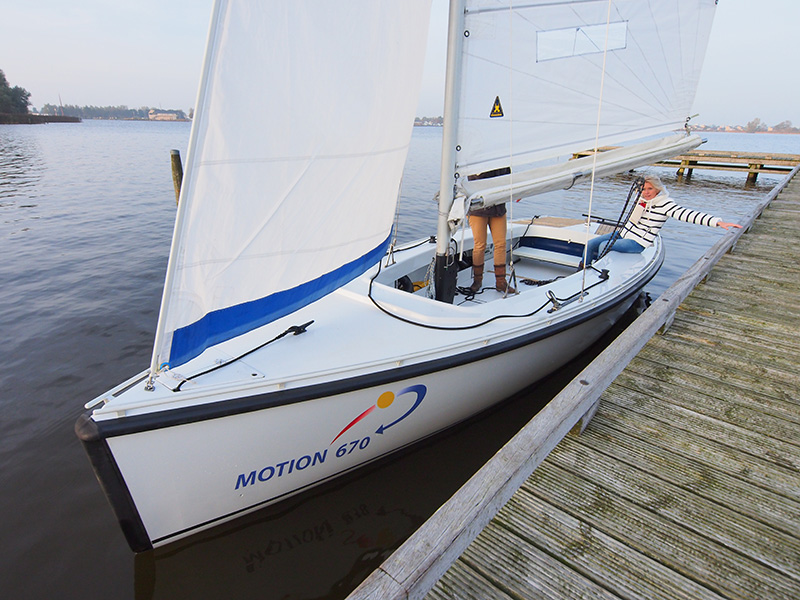 Zeilen in het vroege voorjaar, late najaar of zelfs in de winter? Het kan veilig met de zeer stabiele Motion 670, zegt Eva Meijer. Fotografie: Friesland Holland Nieuwsdienst, Albert Hendriks.