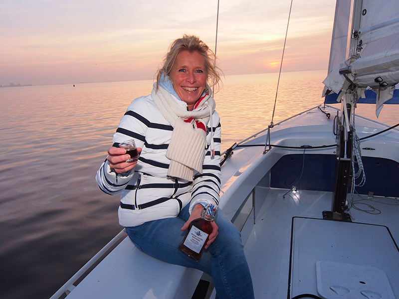 Frisian Autumn, Friese herfst op 31 oktober 2015 aan boord van de Motion 670 met Weduwe Joustra (Heleen Sonnenberg, met shawl) en Eva Meijer. Fotografie: Friesland Holland Nieuwsdienst, Albert Hendriks.