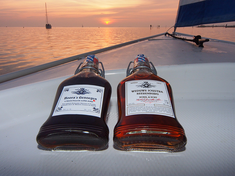 Frisian Autumn, Friese herfst op 31 oktober 2015 aan boord van de Motion 670 met Weduwe Joustra (Heleen Sonnenberg, met shawl) en Eva Meijer. Fotografie: Friesland Holland Nieuwsdienst, Albert Hendriks.