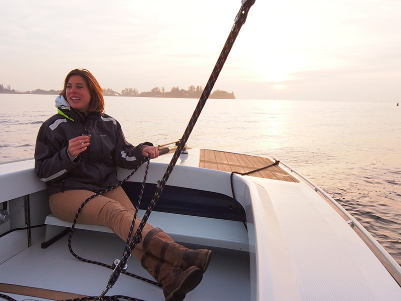Frisian Autumn, Friese herfst op 31 oktober 2015 aan boord van de Motion 670 met Weduwe Joustra (Heleen Sonnenberg, met shawl) en Eva Meijer. Fotografie: Friesland Holland Nieuwsdienst, Albert Hendriks.