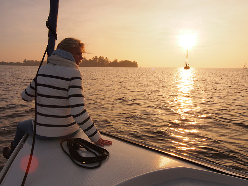 Frisian Autumn, Friese herfst op 31 oktober 2015 aan boord van de Motion 670 met Weduwe Joustra (Heleen Sonnenberg, met shawl) en Eva Meijer. Fotografie: Friesland Holland Nieuwsdienst, Albert Hendriks.
