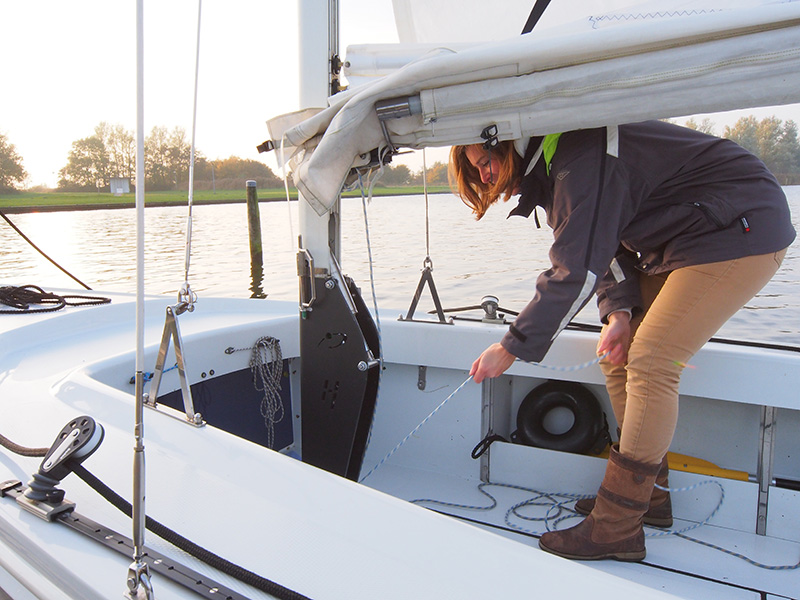 Fameuze optie: Hoora’s unieke mastbalanceersysteem op basis van een krachtige gasveer waardoor het strijken en oprichten van de mast een fluitje van een cent is voor één persoon.