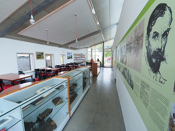 Openlucht-veenmuseum It Damshûs ligt direct aan het Polderhoofdkanaal en trekt nu meer publiek: boottoeristen.