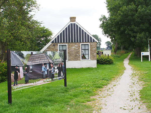 Openlucht-veenmuseum It Damshûs ligt direct aan het Polderhoofdkanaal en trekt nu meer publiek: boottoeristen.