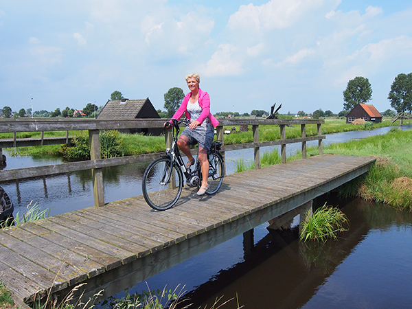 Openlucht-veenmuseum It Damshûs ligt direct aan het Polderhoofdkanaal en trekt nu meer publiek: boottoeristen.