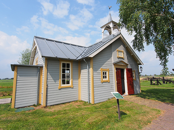 Openlucht-veenmuseum It Damshûs ligt direct aan het Polderhoofdkanaal en trekt nu meer publiek: boottoeristen.