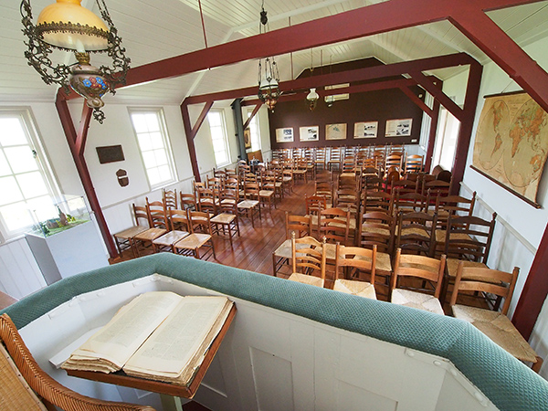 Openlucht-veenmuseum It Damshûs ligt direct aan het Polderhoofdkanaal en trekt nu meer publiek: boottoeristen.