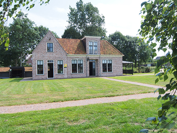 Openlucht-veenmuseum It Damshûs ligt direct aan het Polderhoofdkanaal en trekt nu meer publiek: boottoeristen.