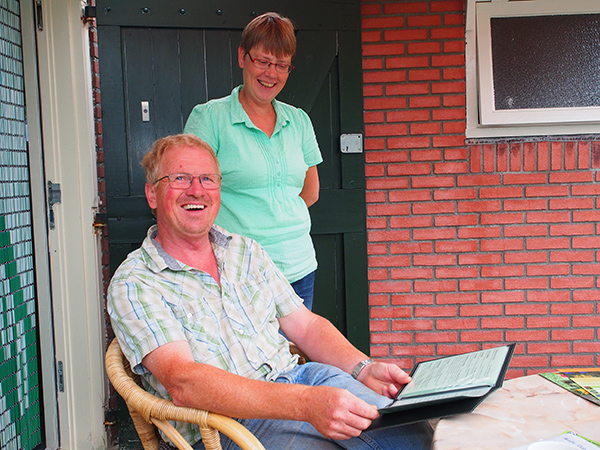 Een kijkje in de theetuin, groentetuin en keuken van Siepie de Jong en Franke Kooiker, Leppedijk 9, Nij Beets. Mevrouw De Jong maakt een hele reeks gezonde en zeer smakelijke streekproducten van eigen erf en tientallen soorten origineel gebak, zoals Appelkruimel met walnoten, Finse Trollenkoek, Citroencake, Pompoentaart, Frans Napoleontaart, Australische bananentaart en Zweedse Toscaka. Ook de muntthee komt van eigen tuin. Het stel runt in hun woning ook een bed and breakfast.