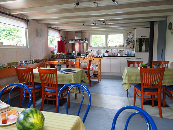 Een kijkje in de theetuin, groentetuin en keuken van Siepie de Jong en Franke Kooiker, Leppedijk 9, Nij Beets. Mevrouw De Jong maakt een hele reeks gezonde en zeer smakelijke streekproducten van eigen erf en tientallen soorten origineel gebak, zoals Appelkruimel met walnoten, Finse Trollenkoek, Citroencake, Pompoentaart, Frans Napoleontaart, Australische bananentaart en Zweedse Toscaka. Ook de muntthee komt van eigen tuin. Het stel runt in hun woning ook een bed and breakfast.