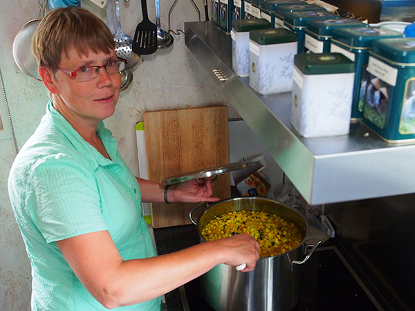 Een kijkje in de theetuin, groentetuin en keuken van Siepie de Jong en Franke Kooiker, Leppedijk 9, Nij Beets. Mevrouw De Jong maakt een hele reeks gezonde en zeer smakelijke streekproducten van eigen erf en tientallen soorten origineel gebak, zoals Appelkruimel met walnoten, Finse Trollenkoek, Citroencake, Pompoentaart, Frans Napoleontaart, Australische bananentaart en Zweedse Toscaka. Ook de muntthee komt van eigen tuin. Het stel runt in hun woning ook een bed and breakfast.