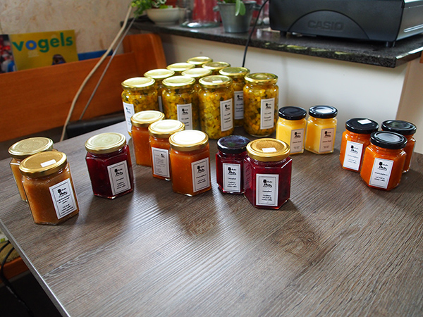 Een kijkje in de theetuin, groentetuin en keuken van Siepie de Jong en Franke Kooiker, Leppedijk 9, Nij Beets. Mevrouw De Jong maakt een hele reeks gezonde en zeer smakelijke streekproducten van eigen erf en tientallen soorten origineel gebak, zoals Appelkruimel met walnoten, Finse Trollenkoek, Citroencake, Pompoentaart, Frans Napoleontaart, Australische bananentaart en Zweedse Toscaka. Ook de muntthee komt van eigen tuin. Het stel runt in hun woning ook een bed and breakfast.