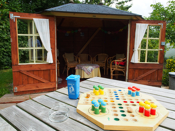 Een kijkje in de theetuin, groentetuin en keuken van Siepie de Jong en Franke Kooiker, Leppedijk 9, Nij Beets. Mevrouw De Jong maakt een hele reeks gezonde en zeer smakelijke streekproducten van eigen erf en tientallen soorten origineel gebak, zoals Appelkruimel met walnoten, Finse Trollenkoek, Citroencake, Pompoentaart, Frans Napoleontaart, Australische bananentaart en Zweedse Toscaka. Ook de muntthee komt van eigen tuin. Het stel runt in hun woning ook een bed and breakfast.