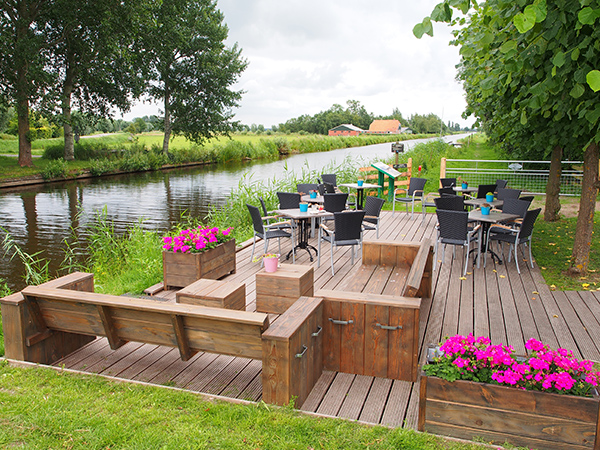 Restaurant It Polderhûs in De Veenhoop ligt direct aan het Polderhoofdkanaal.